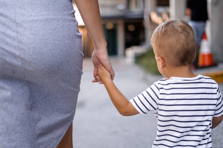 Designar un tutor legal para hijos menores en el testamento.